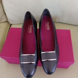 Munro black leather pumps 10M EUC.